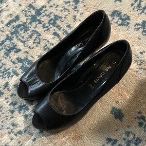 Dana Davis Black peep toe leather heels size 8